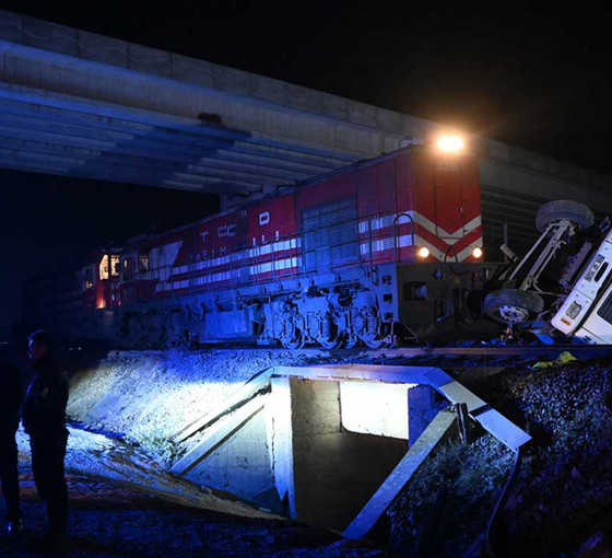 Edirne'de yolcu treni kamyona çarptı; faciadan dönüldü