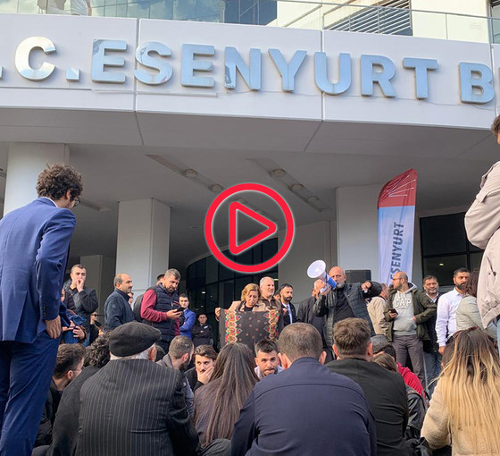 Belediye önünde toplanan halk oturma eylemine başladı: ‘Bugün Esenyurt yarın İstanbul Büyükşehir’