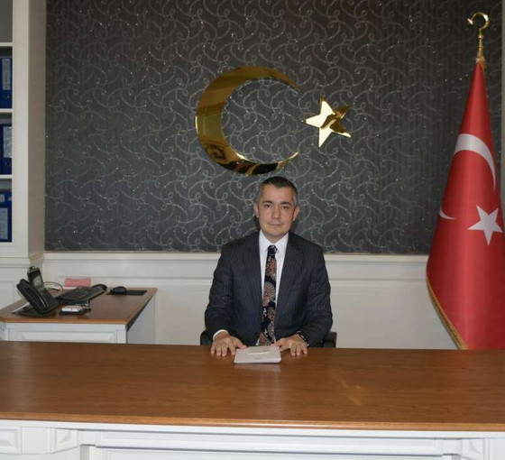 Esenyurt kayyımı hemen makama oturup poz verdi