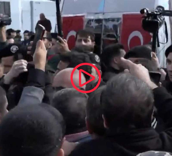 Esenyurt Belediyesi bariyerlerle çevrildi, CHP otobüsü ablukaya alındı, polis biber gazı sıktı