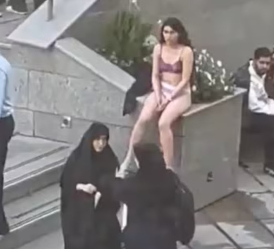 İran'da üniversite kampüsünde soyunan kadın öğrenci gözaltında