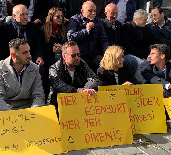 CHP'nin Esenyurt nöbeti ikinci gününde: Belediye binasına sokulmayan CHP'liler polis ablukasına alındı