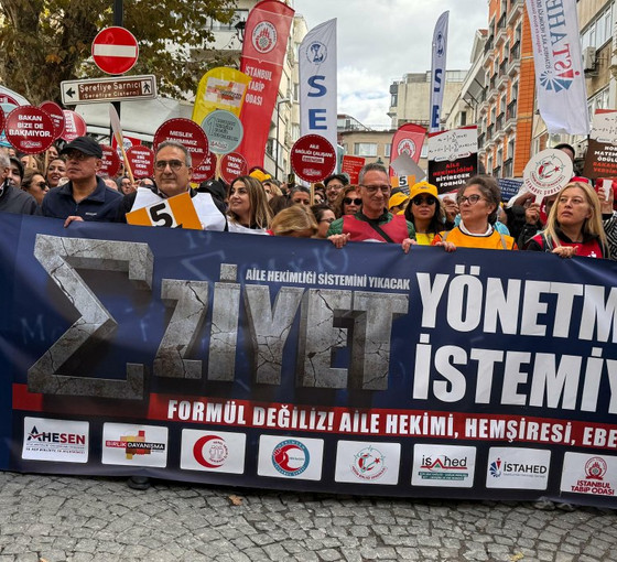İş bırakan aile hekimleri İstanbul İl Sağlık Müdürlüğü önünde: 'Eziyet yönetmeliğini istemiyoruz'