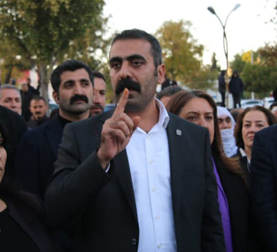 Diyarbakır'da kayyım eylemi: Polis ablukasına şarkılı ve halaylı protesto