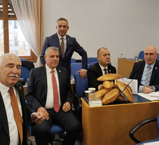 CHP'li Aygun, bütçe görüşmelerine ekmek ve sütle geldi
