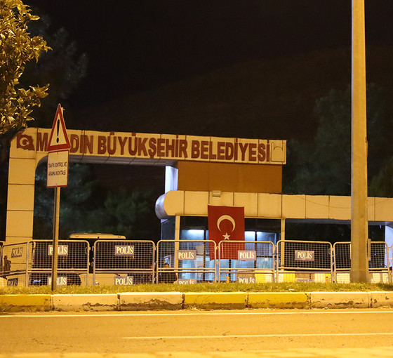 Mardin kayyımından ilk icraat: Belediye kapısına Mobese