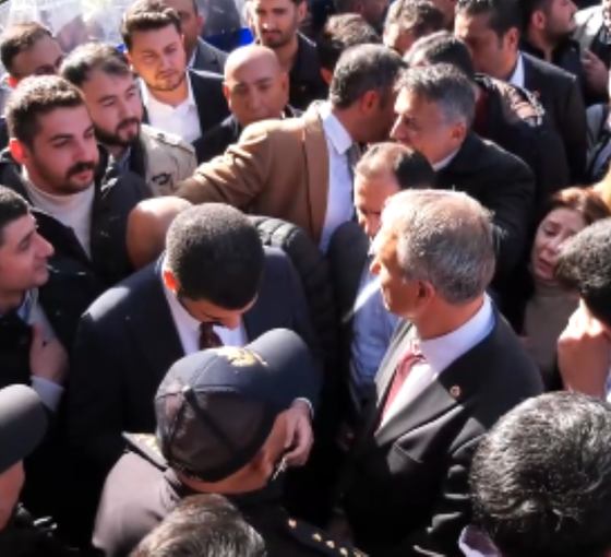 Esenyurt'ta CHP'li vekiller ile polis arasında arbede