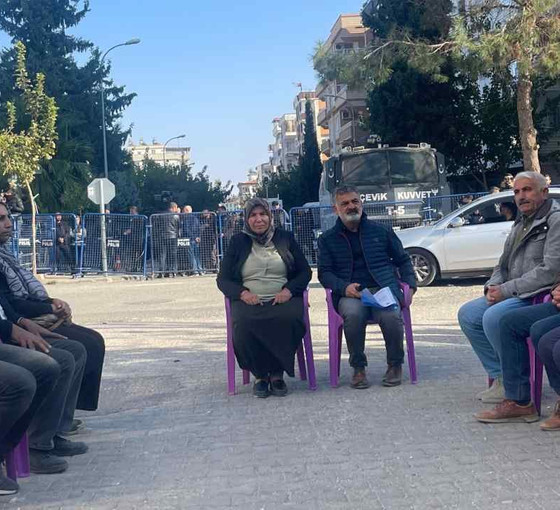 Halfeti Belediyesi önünde polis ablukasında meclis toplantısı