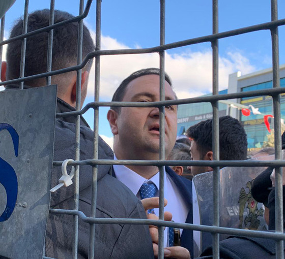 Esenyurt Belediyesi önünde arbede... CHP'li Yavuzyılmaz'dan polise: Görevinizi yapmıyorsunuz, siyaset yapıyorsunuz