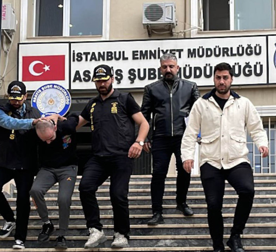 Evinde 400 bin kişinin kimlik bilgileri çıktı
