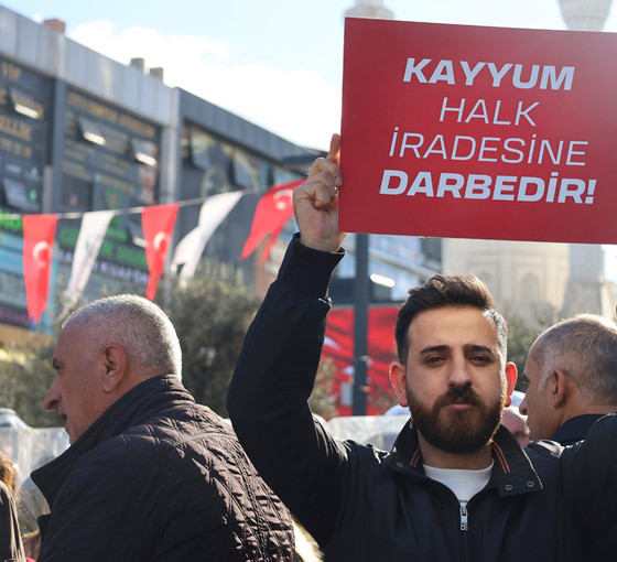 Esenyurtluların kayyım protestosu sürüyor: 'Oyumuzun arkasındayız, direnmeye devam edeceğiz'