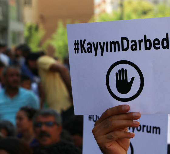 CHP'liler Esenyurt Belediyesi önünden seslendi: Kayyım darbeden beterdir