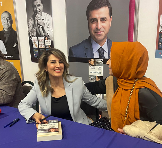 Başak Demirtaş, TÜYAP’ta imza gününe katıldı: 'Selahattin’in herkese selamları var'