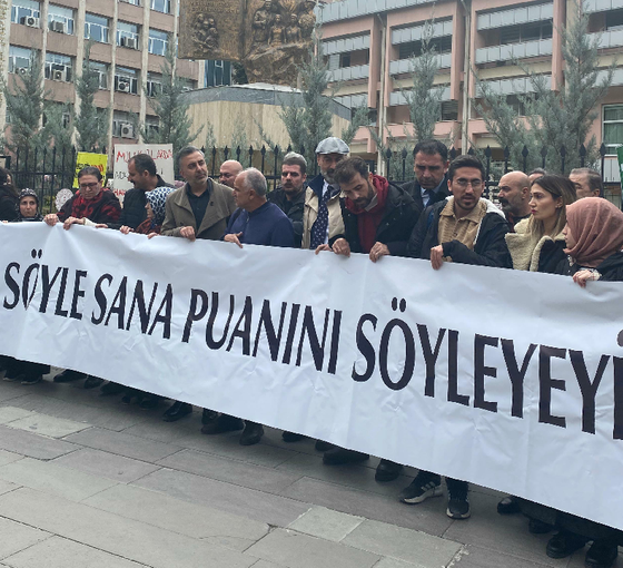 'Mülakat değerlendirme mağduru' öğretmenlerden, MEB'in önünde oturma eylemi