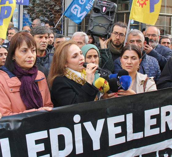 ‘Kayyım değil demokrasi’ buluşması... Ayşegül Doğan: Barış elinizi uzatıp, diğer elinizle kayyım atarsanız uzlaşı olmaz