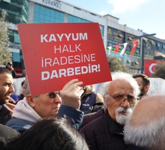 Esenyurt'ta kayyım protestosu: CHP’li vekiller belediyeye girdi