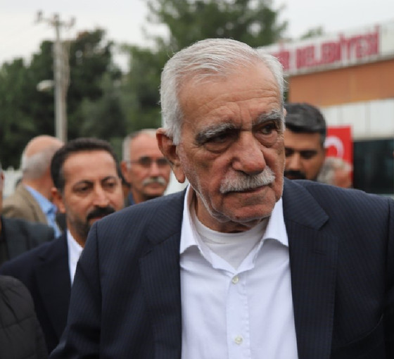 Mardin'de seçilmişler belediye önünde toplandı... Ahmet Türk'ten Erdoğan'a: Benim idiğim belli, sizin ne olduğunuz belli değil