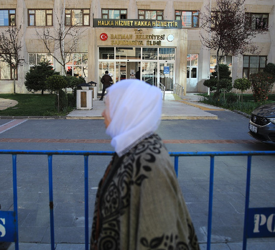 Emek örgütleri, dernek ve aydınlardan 'kayyım' bildirisi: Seçilmiş başkanlar görevine dönsün