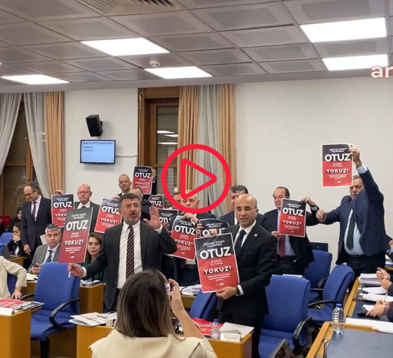 TBMM'de CHP'li vekillerden asgari ücret protestosu