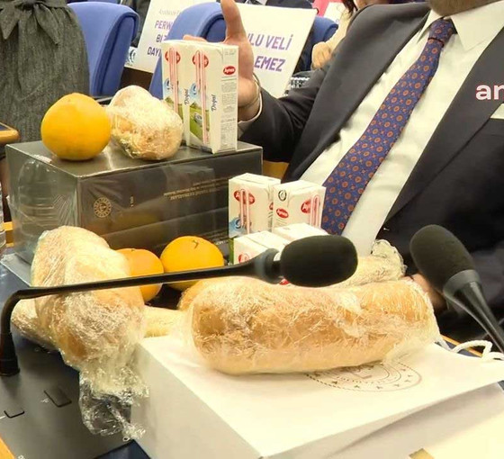Okullarda bir öğün ücretsiz yemek için TBMM'de protesto: Masalarda sandviç, süt ve mandalina