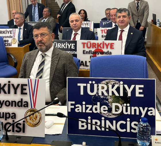 CHP'li vekillerden Bakan Şimşek'e abaküslü 'TÜİK' protestosu
