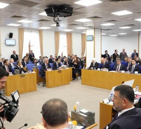 DEM Parti'nin anadili, ve eğitim talepli 7 önergesi aynı gün AKP ve MHP oylarıyla reddedildi