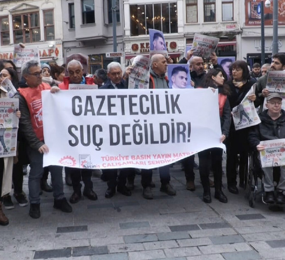 Gazetecilerden tutuklama ve baskılara karşı İstiklal'de eylem: 'Gazetecilik suç değildir'
