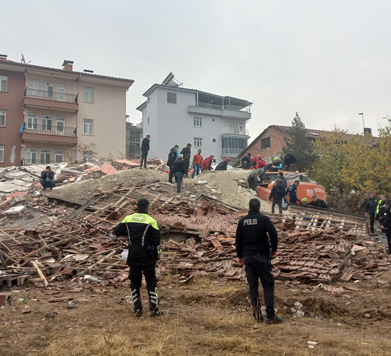 Malatya'da ağır hasarlı bina yıkım sırasında çöktü: Göçük altında kalan kepçe operatörü kurtarıldı