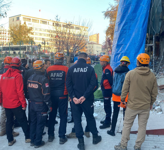Eskişehir'de bina çöktü: Dört işçi yaralandı