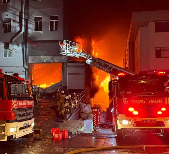 Beylikdüzü'nde fabrika yangını: Patlamalar yaşanıyor