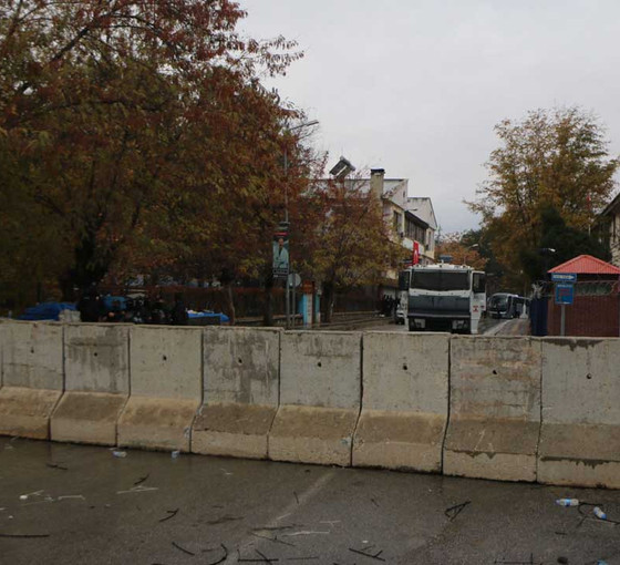 Kayyım atanan Dersim Belediyesi girişi beton bariyerlerle kapatıldı
