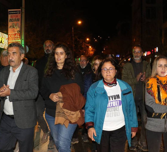 Eşbaşkanı gözaltına almak isteyen polise halktan tepki