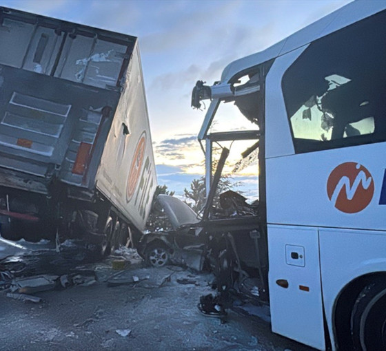 Afyon'da yolcu otobüsü, çekici ve otomobille çarpıştı: 30 yaralı