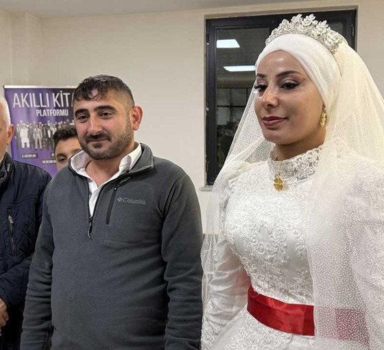 Karla kapanan yolda kalan gelin ve damat 11 saat sonra kurtarıldı