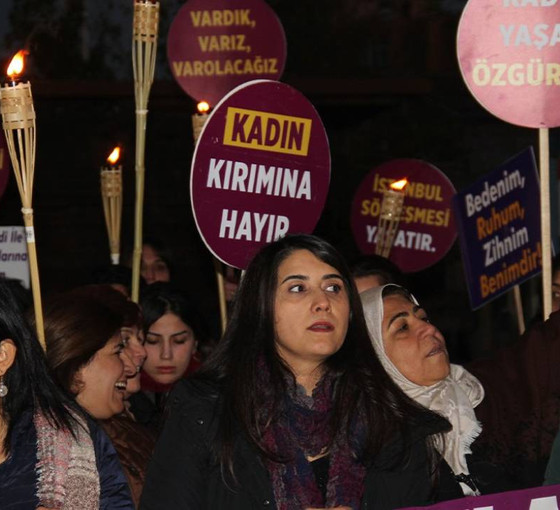 Kadınlar şiddete karşı birçok ilde sokağa çıktı: 'Yaşam ve özgürlük mücadelemizi büyütüyoruz'