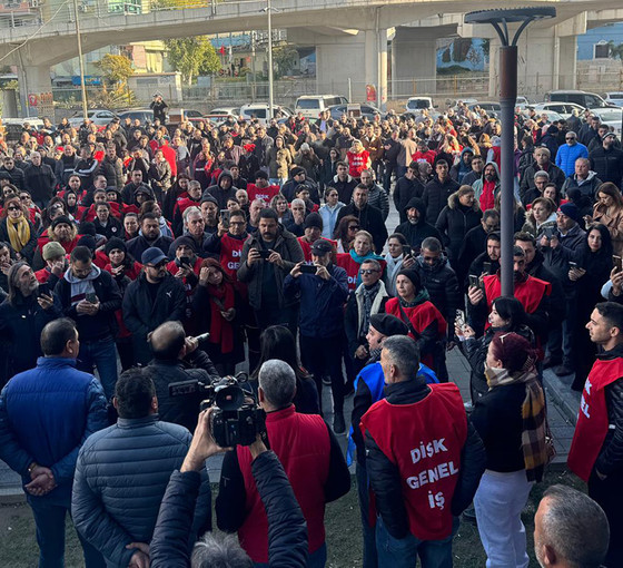 Bayraklı Belediyesi işçileri grevde: 'İstediğimizi alıncaya kadar mücadele edeceğiz'