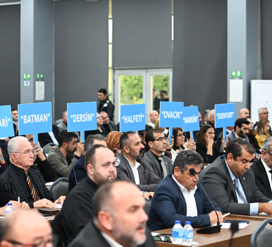 Mersin Büyükşehir Meclisi'nde kayyım protestosu: 'İktidar vatandaşına tuzak kurar mı?'