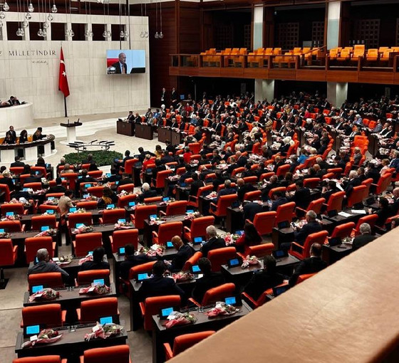 Meclis'te 'Jin Jiyan Azadî' sloganı yükseldi, mikrofonlar kapatıldı