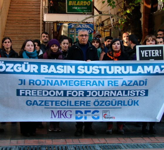 Gazetecilerin gözaltına alınması Diyarbakır'da protesto edildi: 'Gerçekleri yazmaktan vazgeçmeyeceğiz'
