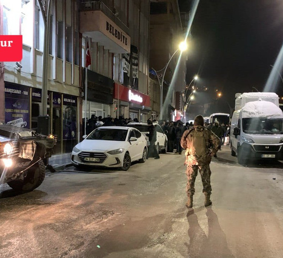 Kayyım atanan Bahçesaray'da Kürtçe tabela ve pankartlar indirildi