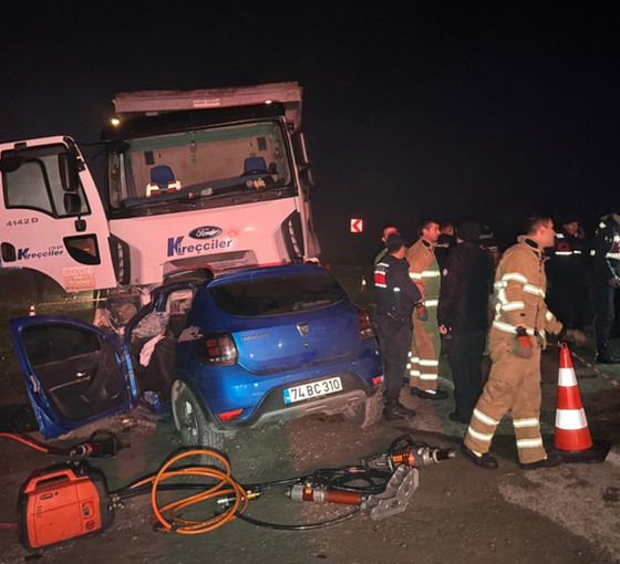 Bartın'da otomobil kamyonun altına girdi: 5 genç öldü