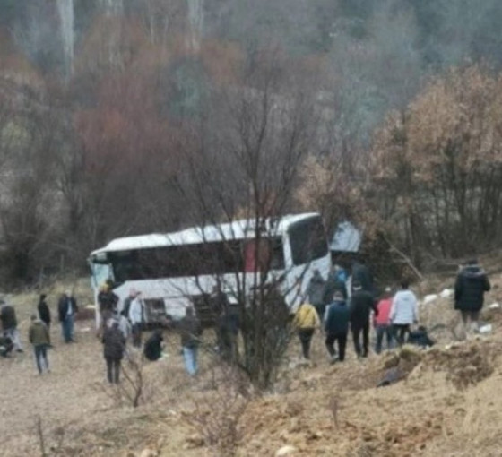 Kütahya'da işçileri taşıyan servis şarampole devrildi: Bir ölü, yedi yaralı