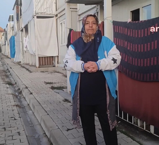 Elazığ'da AFAD depremzede aileyi konteyner kentten çıkarıyor: 'Durumum çok kötü'