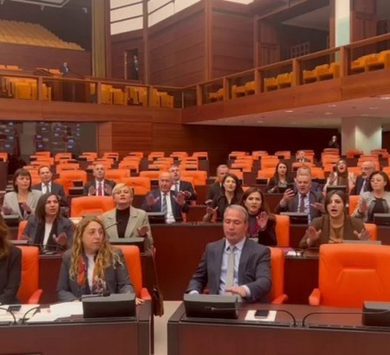 DEM Partili vekillerden Meclis'te kayyım protestosu: Oturuma üç kez ara verildi
