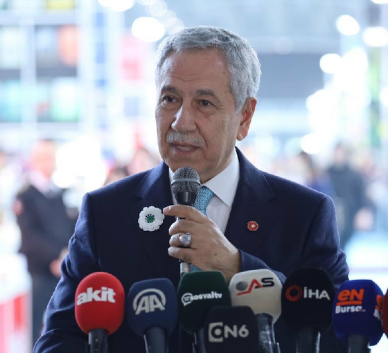 Bülent Arınç Erdoğan'ı protesto ettikleri için 9 kişinin tutuklanmasını eleştirdi