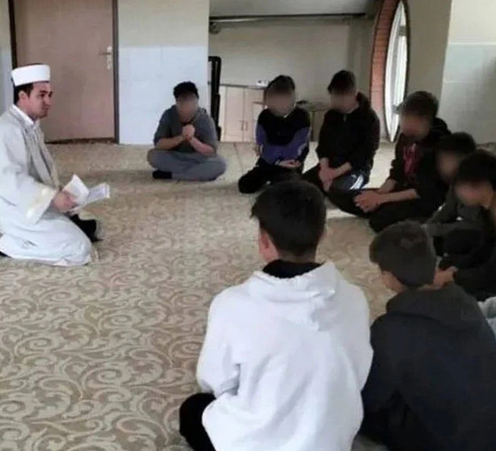 MEB'e göre cübbeli ‘ders’ namaz adabı gereğiymiş