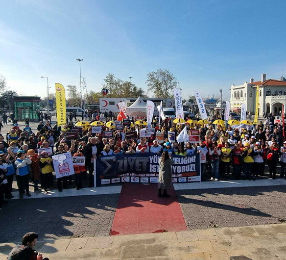Sağlık emekçileri Kadıköy'den seslendi: 'AKP'nin sağlık sistemi çökmüştür'