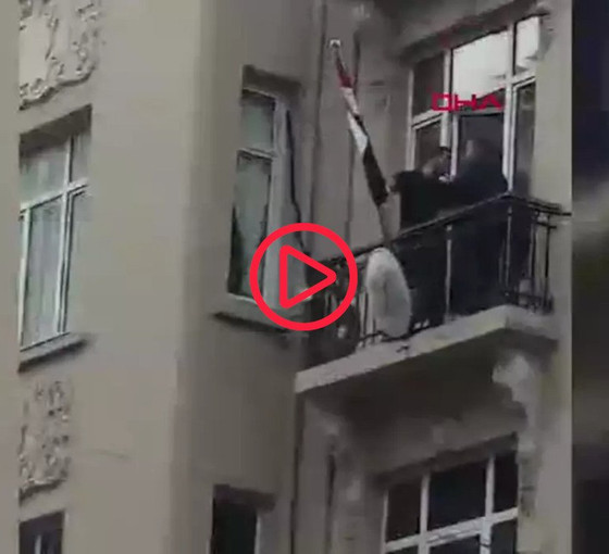 İstanbul'daki konsolosluğa giren grup bayrağı değiştirdi