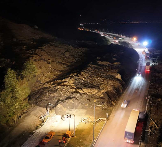 Artvin'de heyelan: Karadeniz Sahil Yolu tek şeritten ulaşıma açıldı, üç kişi aranıyor