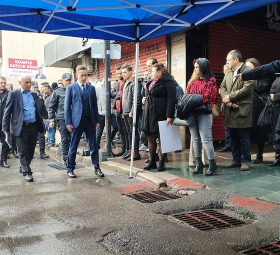 İzmir'de elektrik akımından iki kişi ölmüştü: Yeni bilirkişi incelemesi yapılıyor, mahkeme heyeti olay yerinde